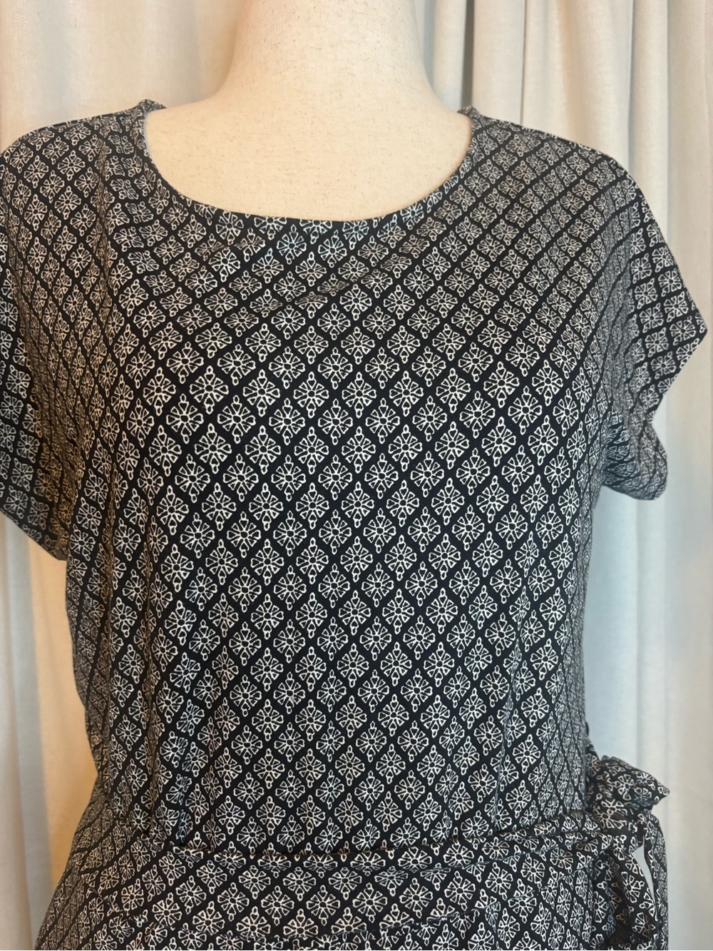 Old Navy  Women’s Black Patterned Short-Sleeve  Romper with Tie Waist - Picture 2 of 8